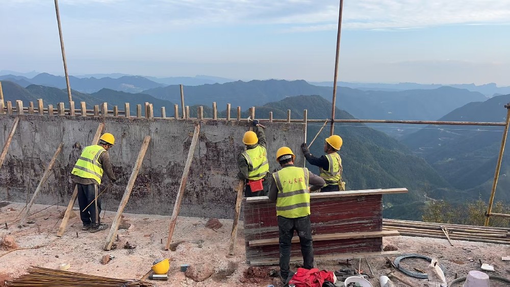 筑路修橋后，群山闊然時 ——劍閣縣下寺至利州區(qū)月壩公路項目（三個石至硝洞埡段）高質(zhì)量建設(shè)側(cè)記
